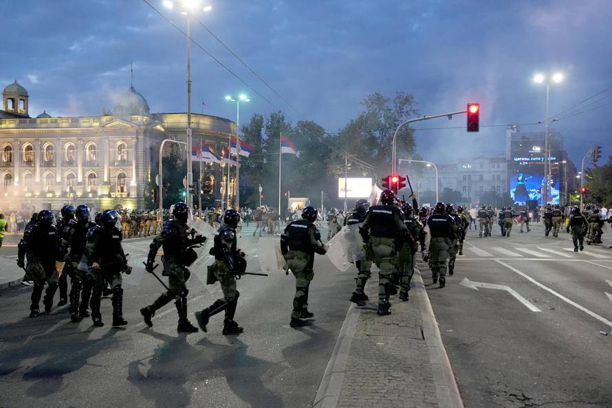 Neredi u Beogradu, sukobili se prosvjednici i policija