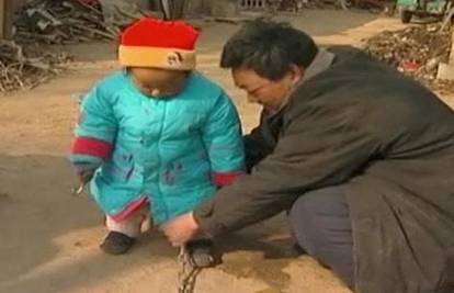 Kinez sina lancem veže za stup, već je izgubio kćerku