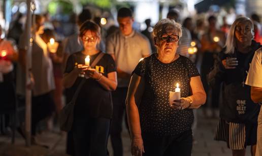 FOTO Brojni vjernici sudjelovali su u procesiji sa svijećama uoči Velike Gospe u Aljmašu
