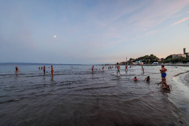 Split: Predvečerje na plaži Bačvice