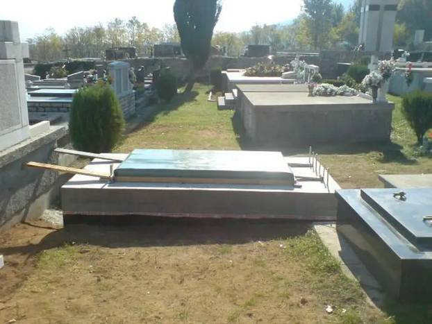 Biseri bespravne gradnje diljem Hrvatske: Ilegalno su betonirali plaže, stube, bazene, grobove...