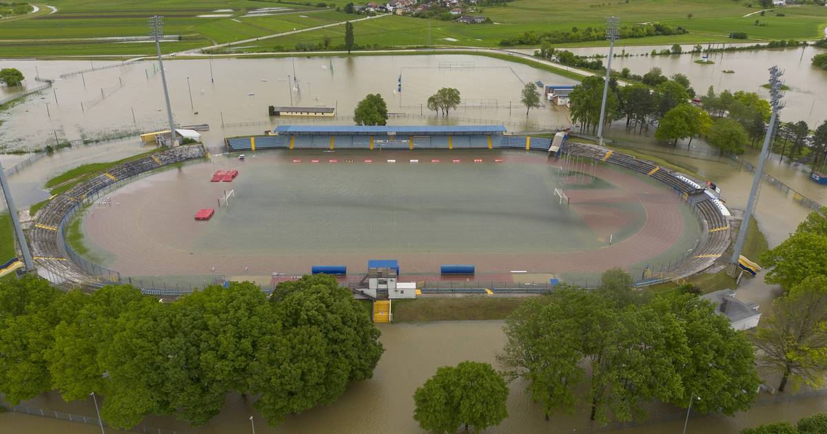 Korana progutala stadion NK Karlovca. Pretvorio se u bazen Korana progutala stadion NK Karlovca. Pretvorio se u bazen