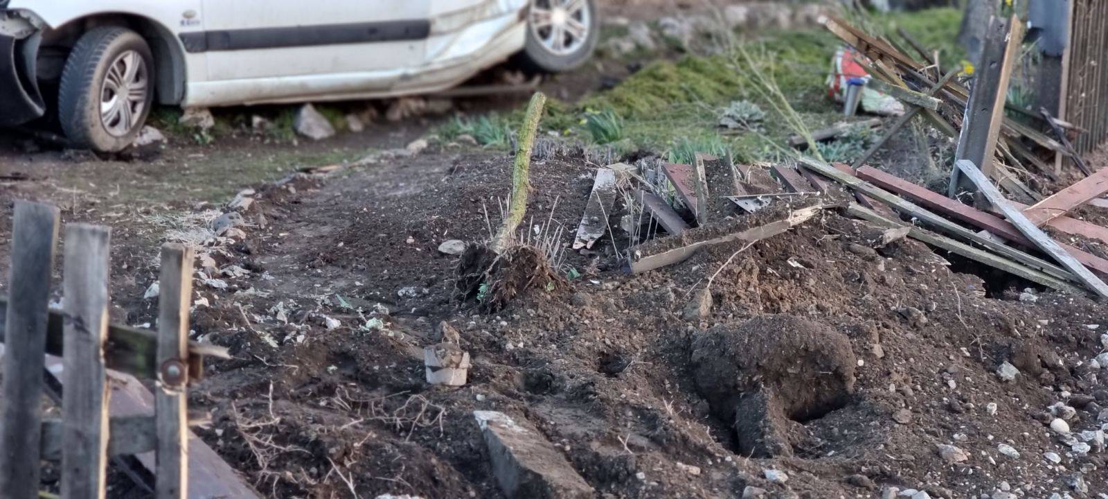 FOTO Vozač u Čakovcu zaobišao rampu i preživio sudar s vlakom koji ga je odbacio u zid kuće