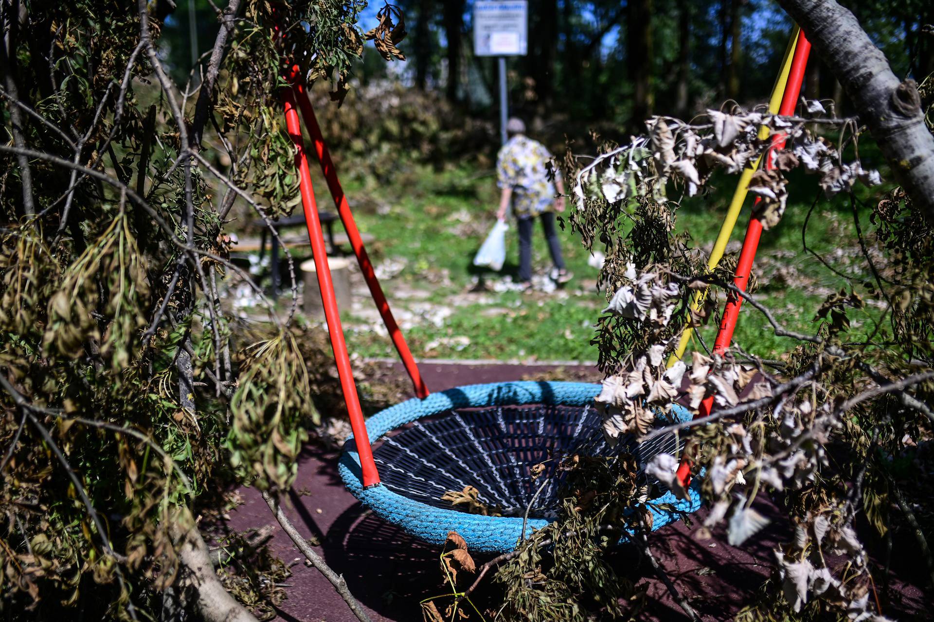 Olujno nevrijeme uništilo Park mladenaca u Zagrebu, srušena stabla još nisu uklonjena