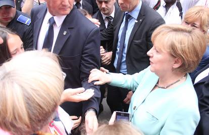 Tjelohranitelji imali problema s Merkel: Svi su je grlili i ljubili 