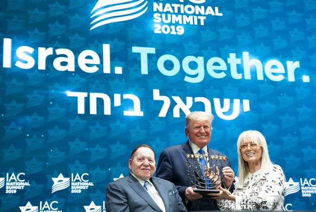 Le président Donald J. Trump reçoit une menorah de la part de Miriam et Sheldon Adelson lors du Israeli American Council National Summit