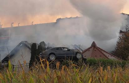 FOTO Buktinja kod Požege: Gore skupi auti vlasnika Color emajla