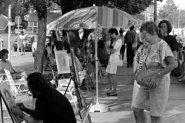 Opatija: Brojni posjetitelji uživaju u kupanju i sunčanju, kolovoz 1990.