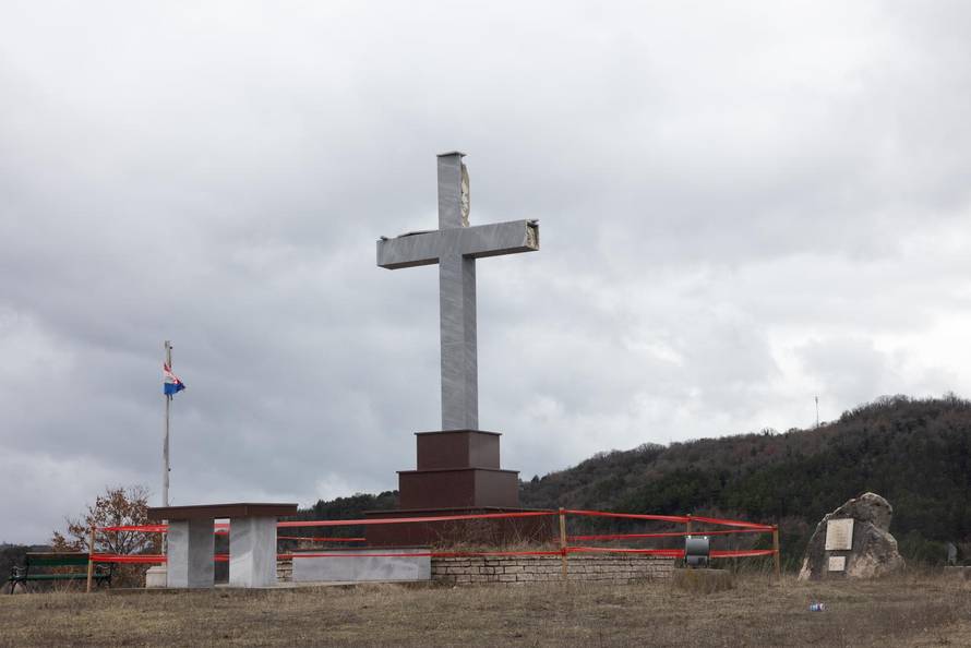 Trilj: Uslijed udara groma oštećen križ na lokalitetu Bila Glavica