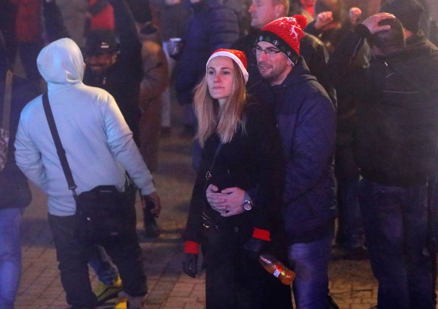 Karlovčani na Promenadi uz vatromet dočekali Novu 2022. godinu