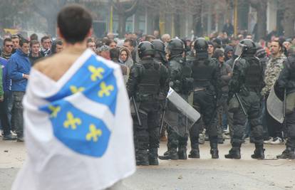 Prosvjedi u BiH slabe, policija čuva kuće bogataša i političara