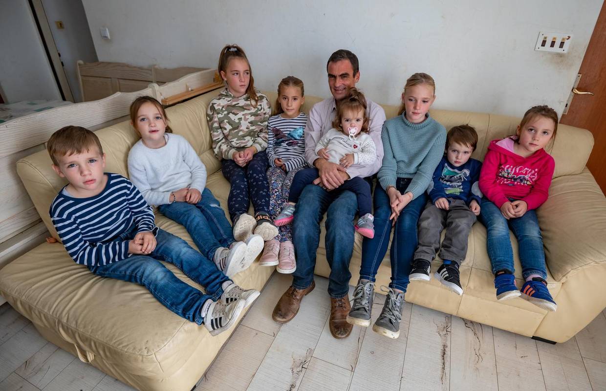 Mateo je sam s osmero djece: 'Supruga je preminula nedavno. Mi sad tražimo malo veći dom'