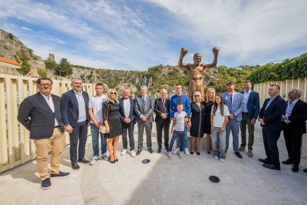 Imotski: Otkriven spomenik Mati Parlovu ispred stadiona Gospin Dolac