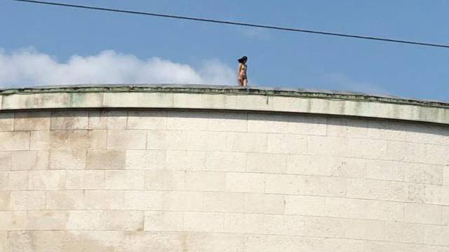 Gola žena na krovu 'džamije' u Zagrebu iznenadila prolaznike