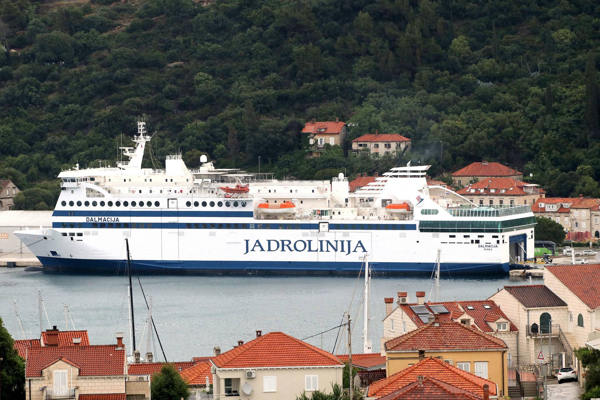 Krenula trajektna linija Dubrovnik - Bari, povezuje ih najveći brod u povijesti flote Jadrolinije 