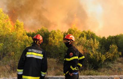 Kraj Udbine i dalje gori, u pomoć su poslali dva aviona