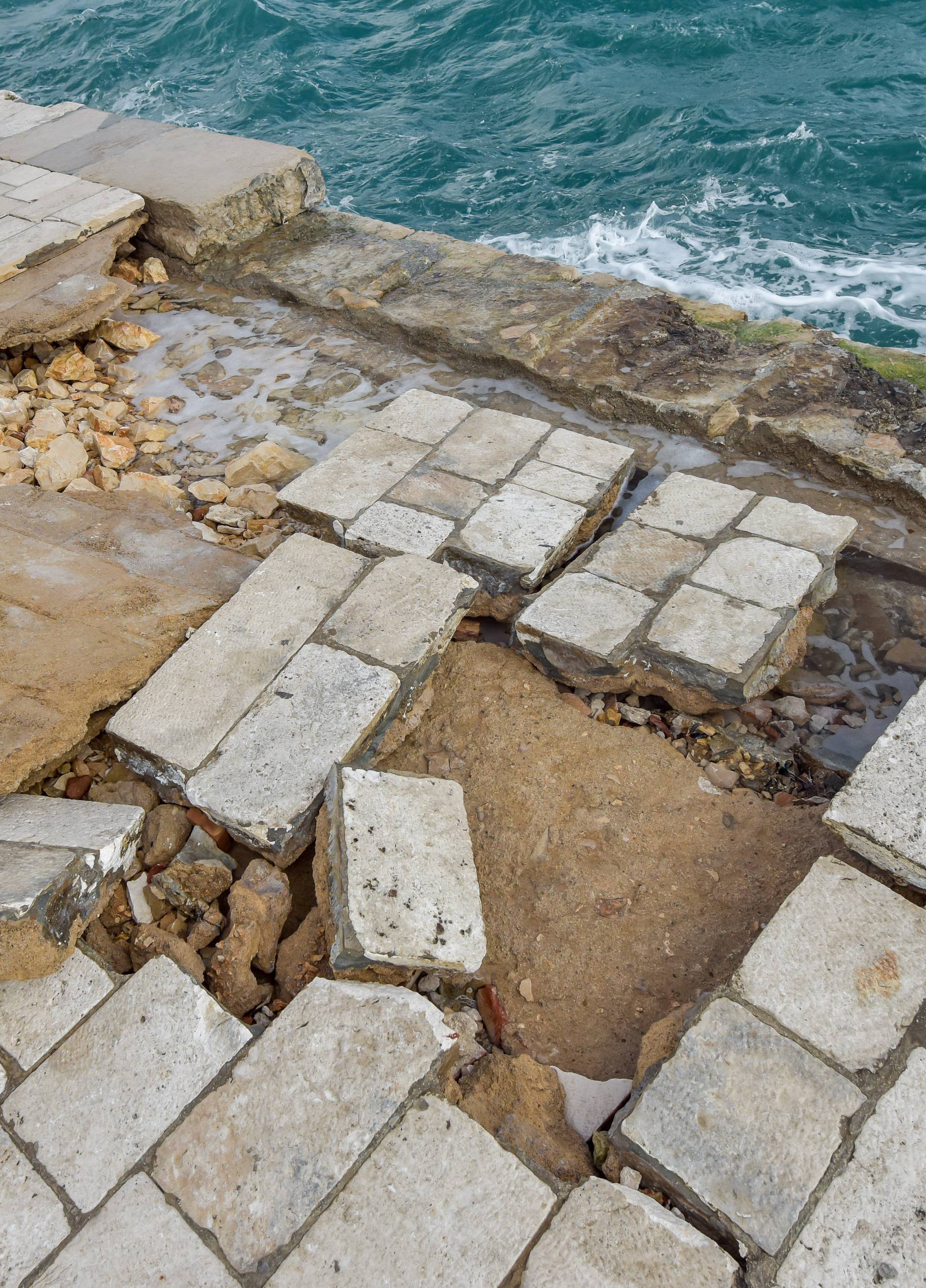 Uništena zadarska riva: Valovi su  razbacali kamene blokove...