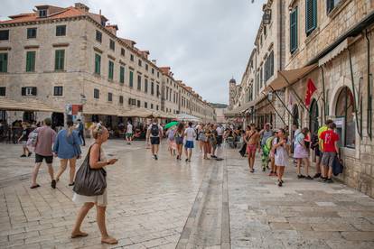 Dubrovnik: Kiša nije omela brojne turiste u razgledavanju grada