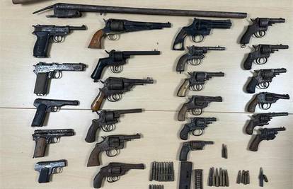 Sinjska policija od muškarca (69) zaplijenila 18 revolvera, pet pištolja i lovačku pušku