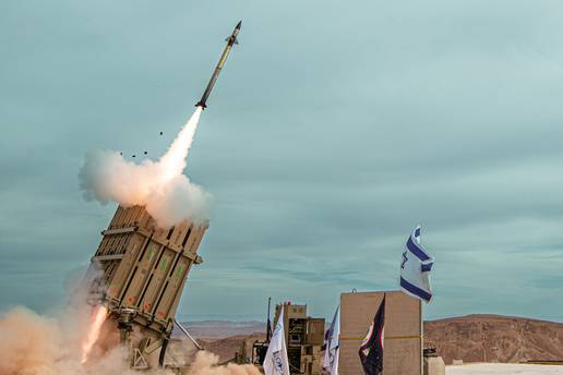 Izrael nastavlja bombardiranje, a Iranci napali bazu s ameri&ccaron;kim trupama u Saudijskoj Arabiji