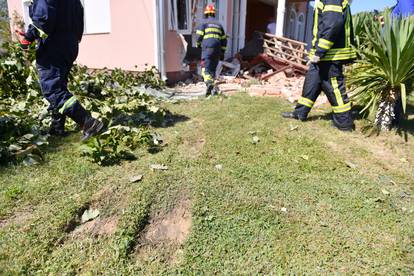 FOTO Užas u Garešnici: Teretnim kamionom se zabio u obiteljsku kuću, stavili stup da se ne uruši