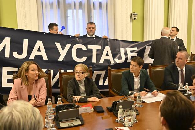 Beograd: Opozicija s transparentima na kolegiju parlamenta kojeg je sazvala Ana Brnabić