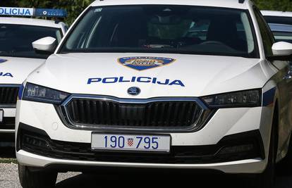 Teška nesreća na A1: Slovak kod Josipdola udario u kamion pa u ogradu, zadobio teške ozljede