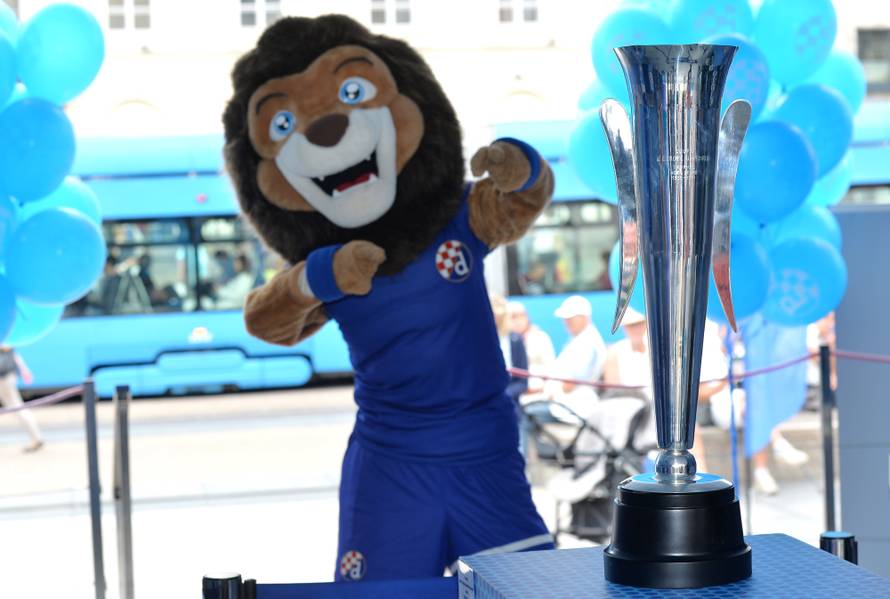 To su pravi šampioni! Trofej i lopta iz '67. izloženi na Trgu