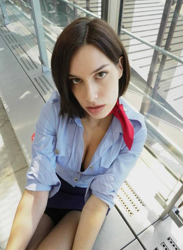FOTO Seksi stjuardesa otkrila vruću naviku na dugim letovima
