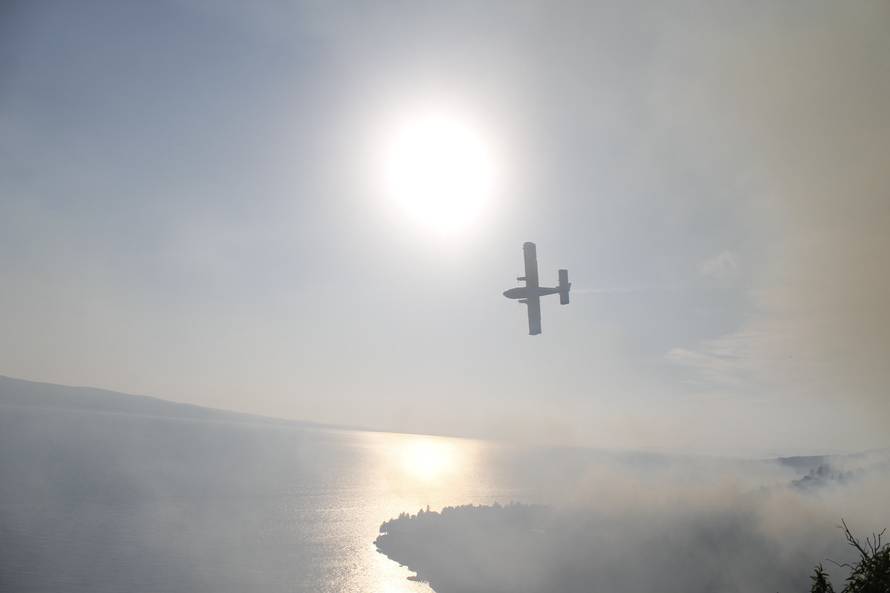 Kod Omiša je buknuo požar, morali zatvoriti i magistralu