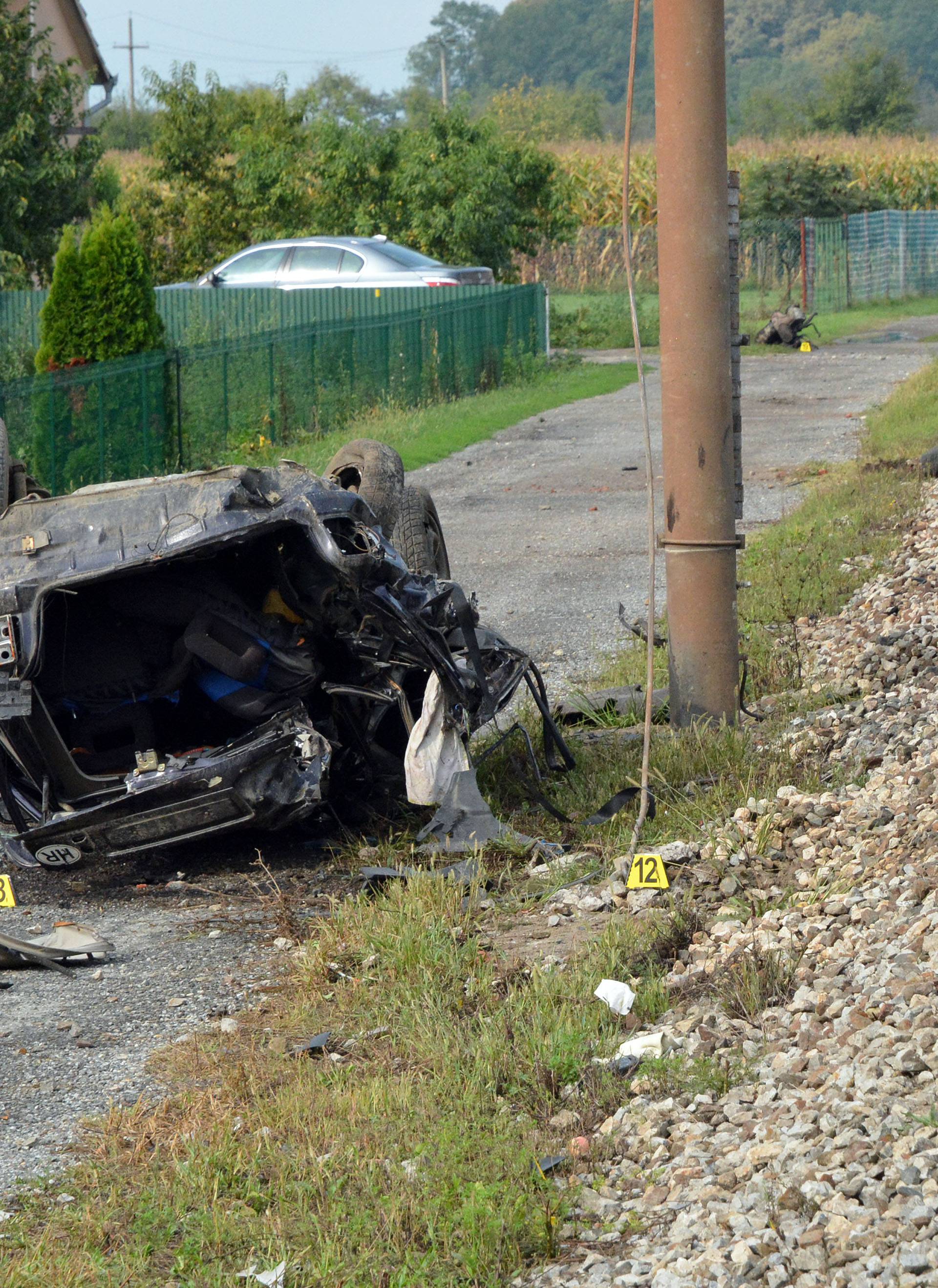 Donji Andrijevci: Jedna osoba smrtno stradala u naletu vlaka na automobil