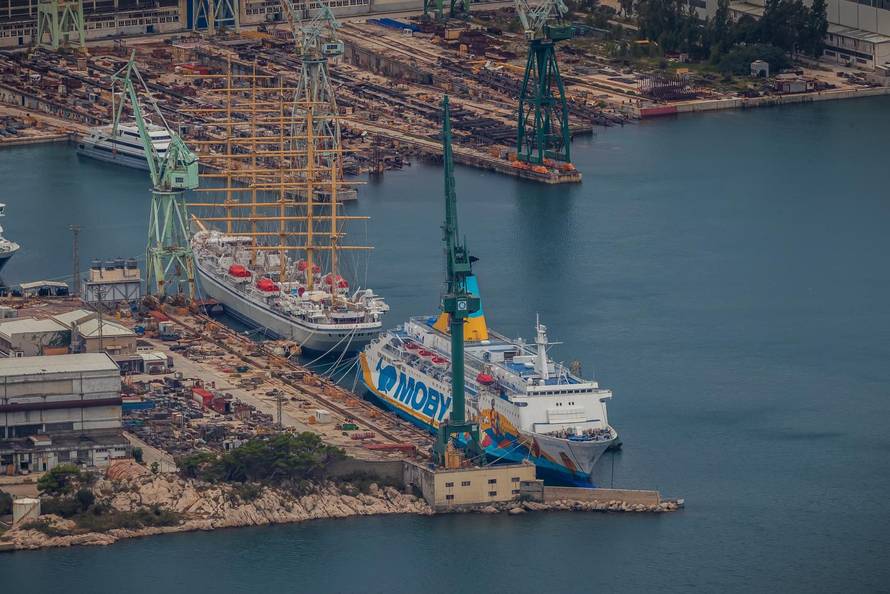 Pogled na brod Moby Drea koji je i dalje privezan u splitskom brodogradilištu