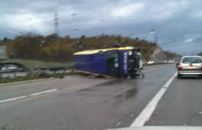 Prevrnuo se na krov na riječkoj obilaznici, vozač lakše stradao