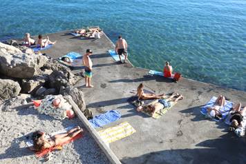 Opatija: Kupa?i na pla&zcaron;i Lido