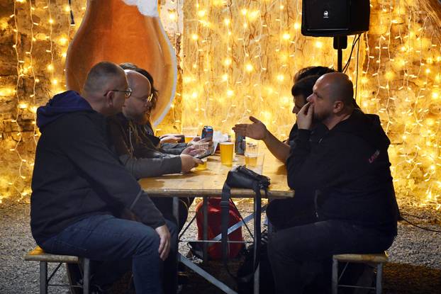 FOTO Tvrđava bila ispunjena pivom na još jednom izdanju Pivo festa u Slavonskom Brodu