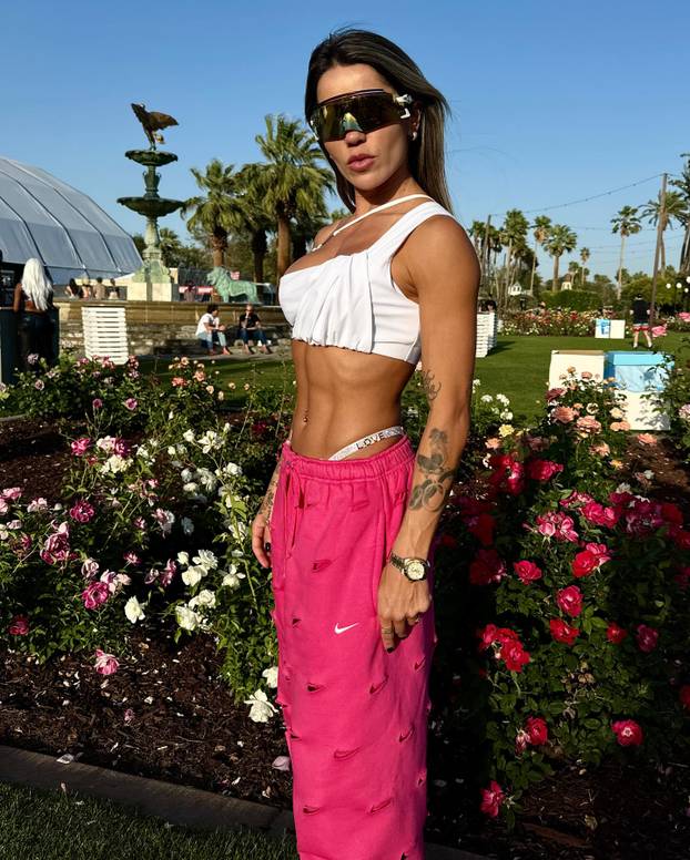 Fatalna Brazilka besplatno časti fanove intimnim fotografijama