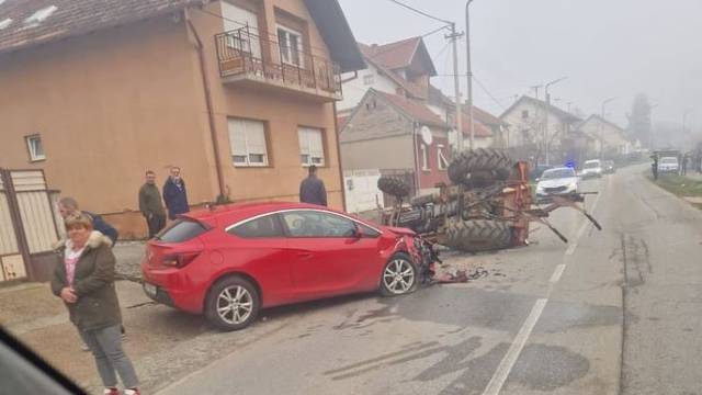 Sudarili se traktor i automobil u Slavonskom Brodu: Traktorist (50) zadobio teške ozlijede