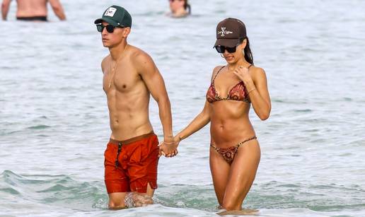 FOTO Jessica Alba (44) pokazala figuru! U uskom badi&cacute;u u&zcaron;ivala je s 11 godina mla&dstrok;im de&ccaron;kom...