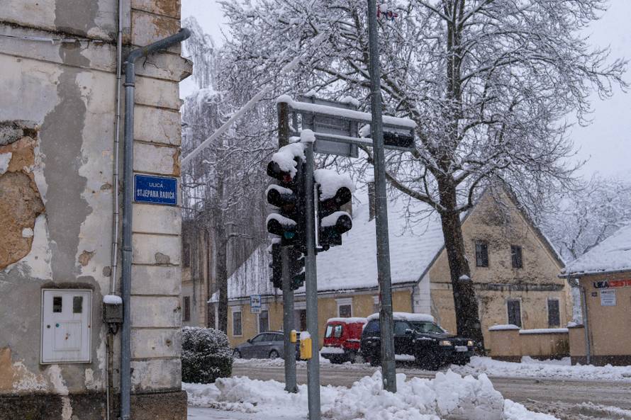 Otočac: Zbog mokrog snijega koji pada dio Like ostao bez struje