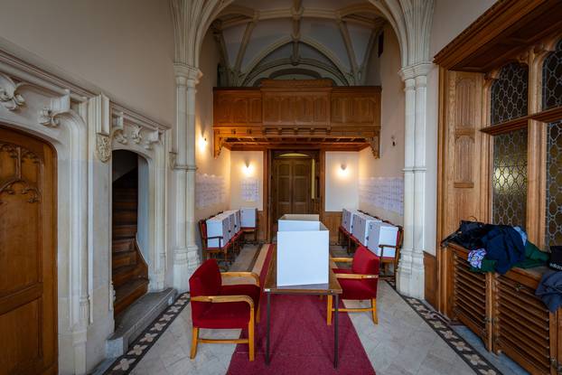 Biračko mjesto u kapelici dvorca Mailath-Prandau u Donjem Miholjcu