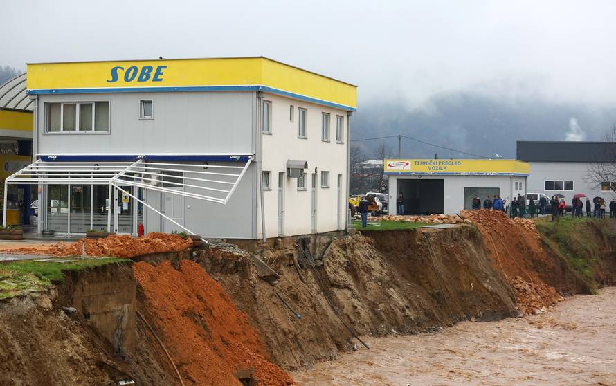 Izlijevanje rijeke Bosne i Željeznice iz korita na lokalitetu općine Ilidža