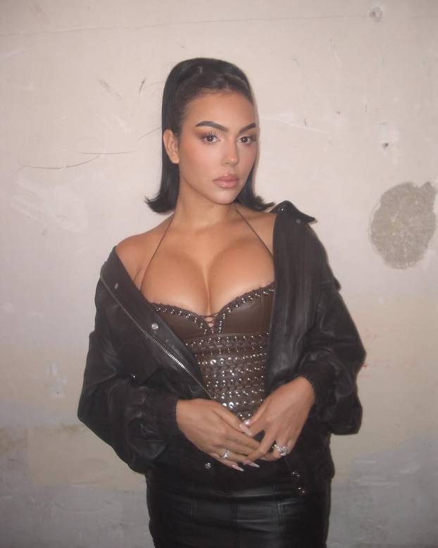 FOTO Jao, Georgina! Obukla je kratku minicu pa otkrila previše