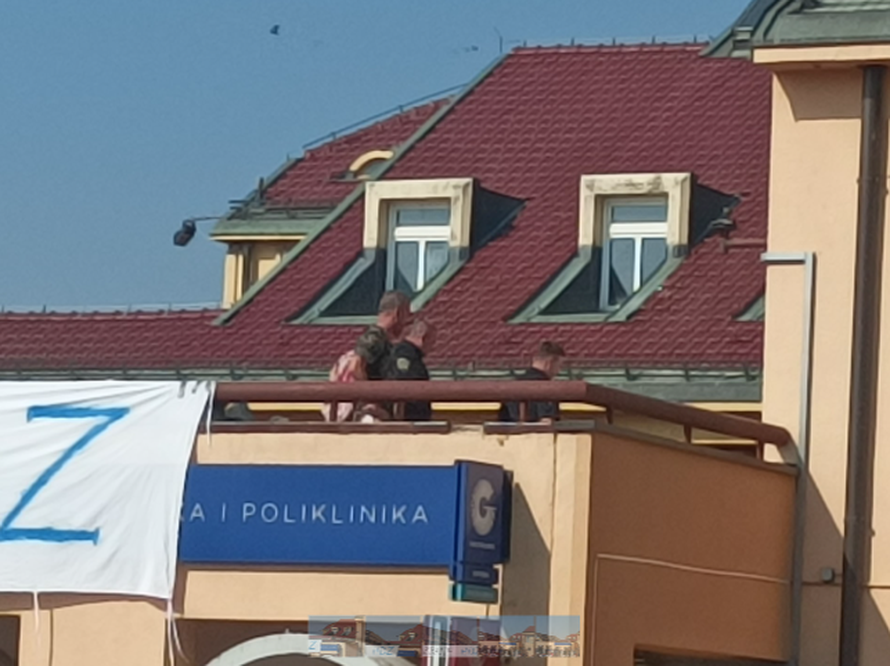 VIDEO Izvjesili su transparent 'Eutanizirajte HDZ', policija ga maknula: 'Skočili su u sekundi'