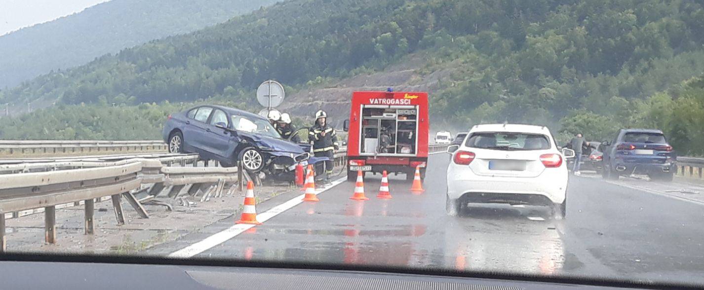 Sudarila se četiri auta i kamion kod Otočca, dvoje je ozlijeđeno