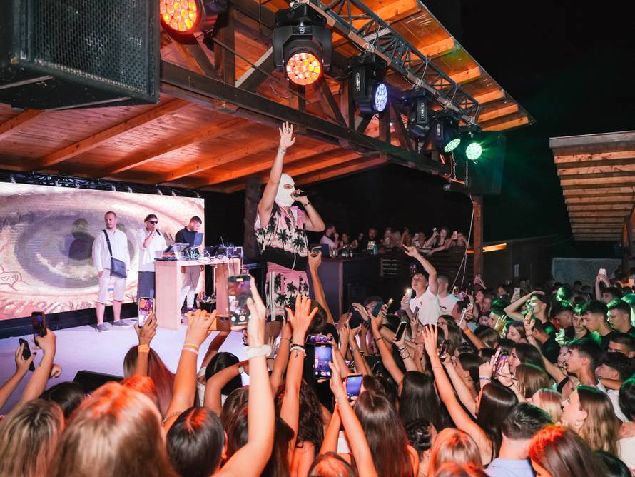 Mladi iz Dalmacije navalili su u Vodice na veliki koncert Devita: 'Osjetim da će nešto postati hit'