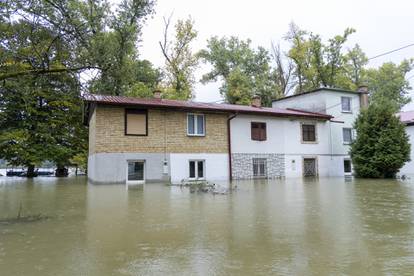 FOTO Vrhunac vodenog vala je stigao u Batinu: Ljudi se voze u čamcima, kuće su poplavljene