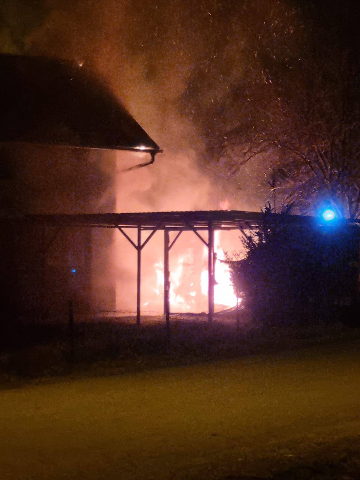 Buknuo požar u drvarnici u Zagrebu, proširio se i na kuću