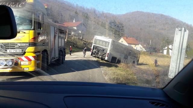 Nesreća kod Samobora: Bus se prevrnuo, a vozač je ozlijeđen