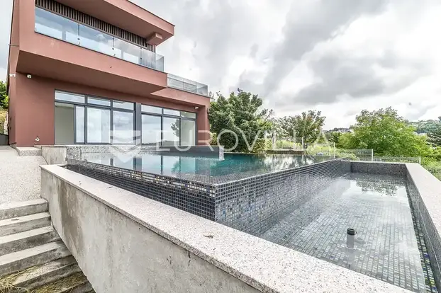 Zavirite u luksuzne kuće naših slavnih: Hauser uživa kraj Pule, Nina Badrić mir našla na Hvaru