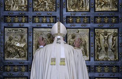 Uz jake mjere sigurnosti papa Franjo otpočeo svetu godinu
